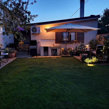 Studio Apartman Lilly With Private Parking In The Yard Of The House Pula Bagian luar foto