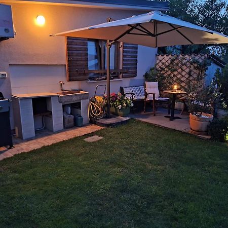 Studio Apartman Lilly With Private Parking In The Yard Of The House Pula Bagian luar foto
