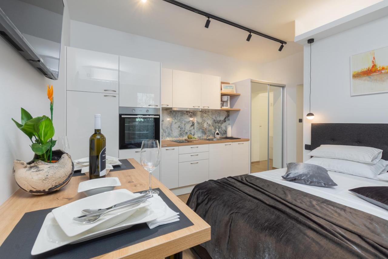 Studio Apartman Lilly With Private Parking In The Yard Of The House Pula Bagian luar foto