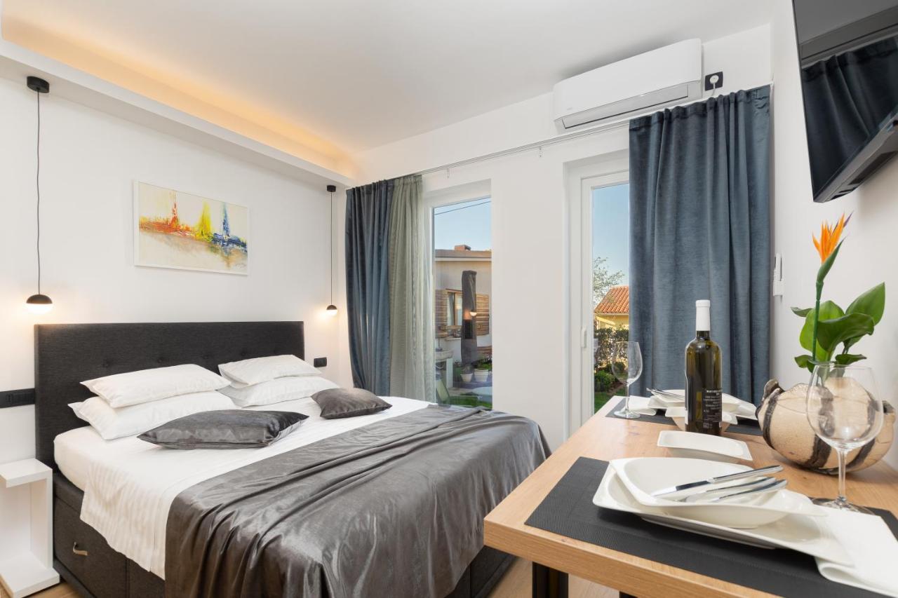Studio Apartman Lilly With Private Parking In The Yard Of The House Pula Bagian luar foto