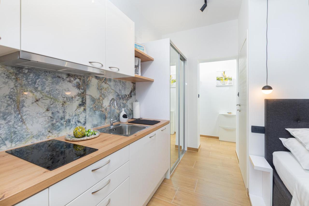 Studio Apartman Lilly With Private Parking In The Yard Of The House Pula Bagian luar foto