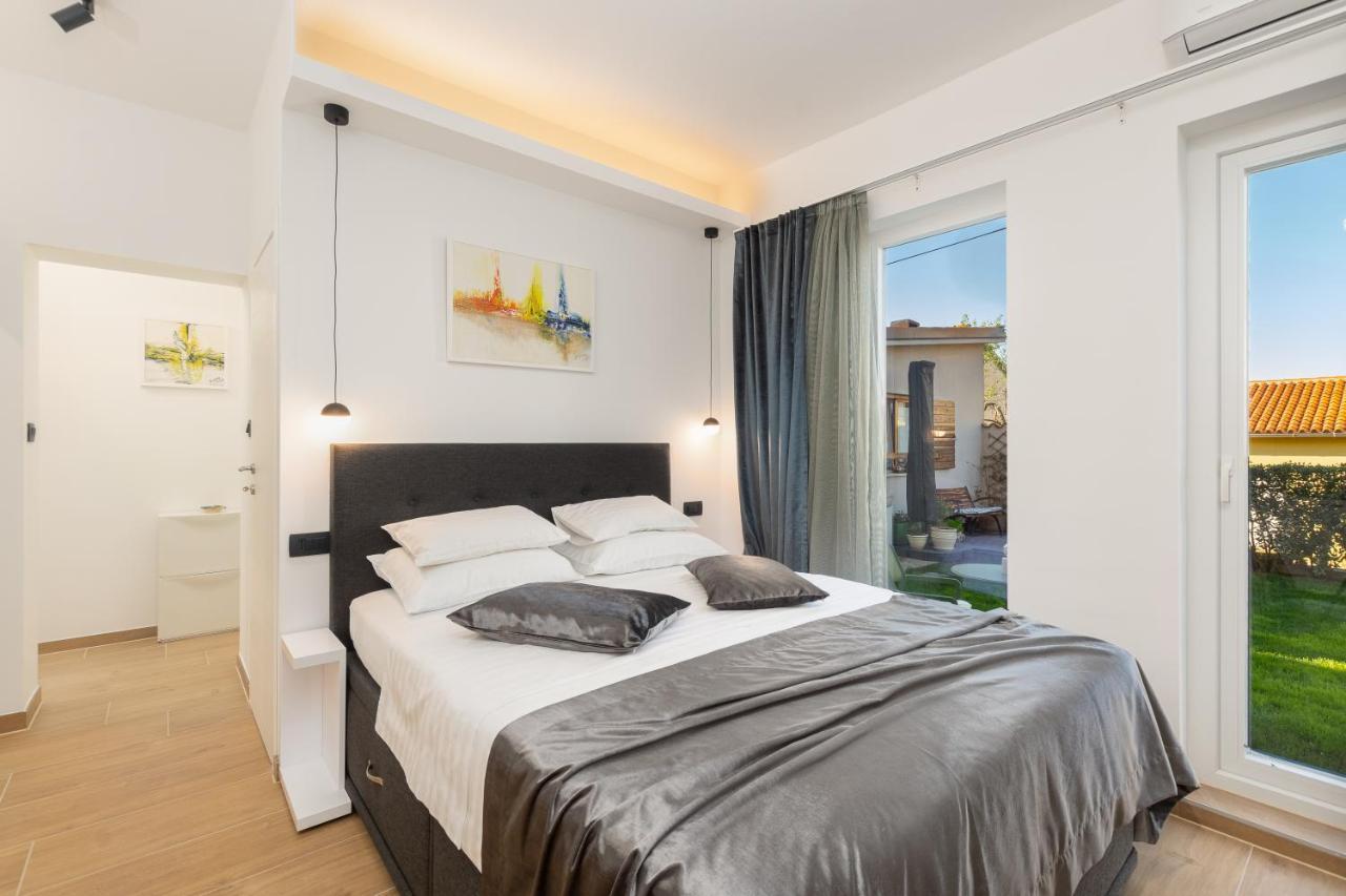 Studio Apartman Lilly With Private Parking In The Yard Of The House Pula Bagian luar foto