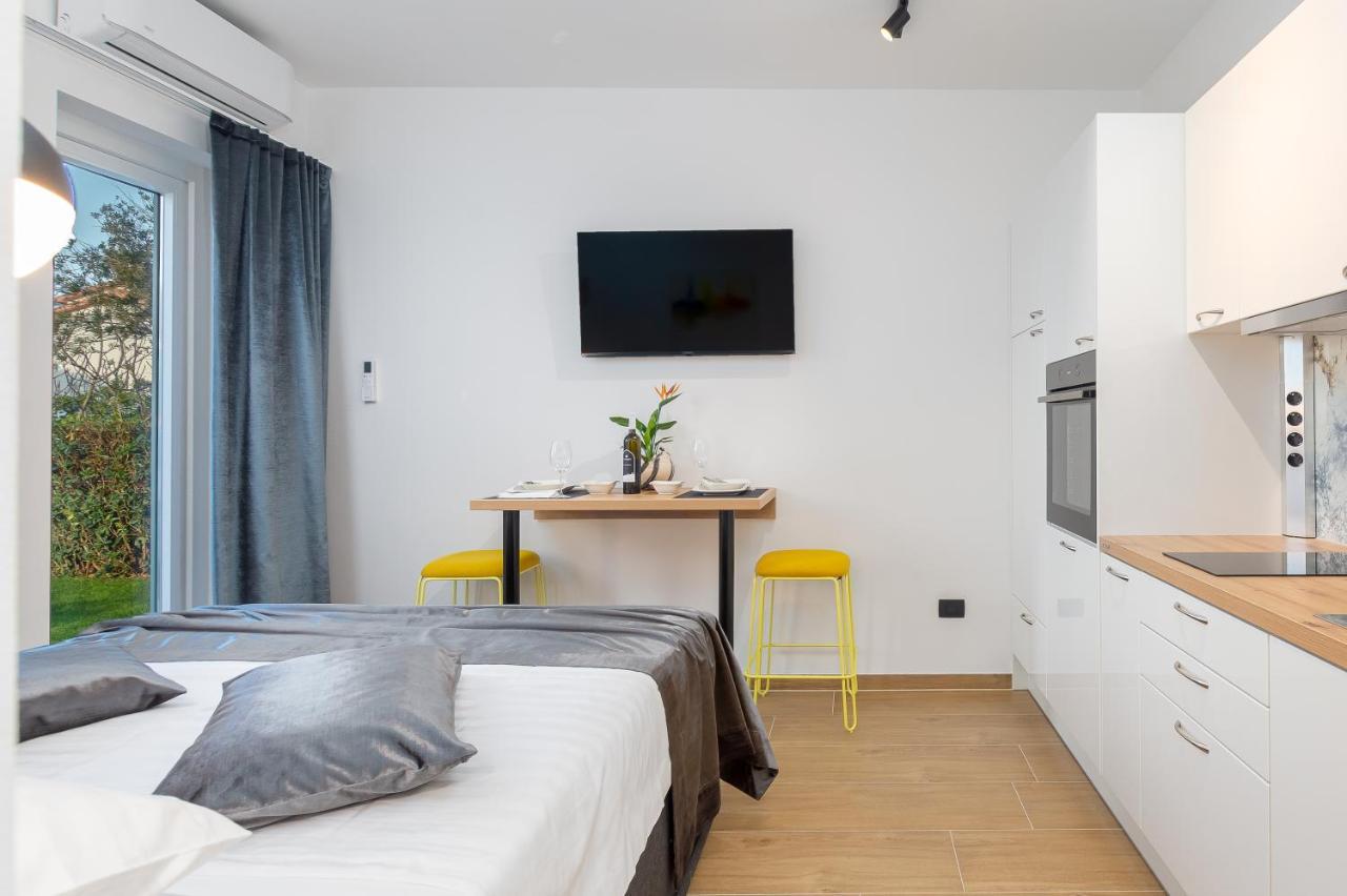 Studio Apartman Lilly With Private Parking In The Yard Of The House Pula Bagian luar foto