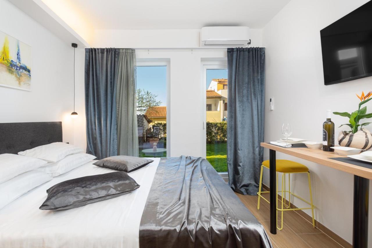 Studio Apartman Lilly With Private Parking In The Yard Of The House Pula Bagian luar foto