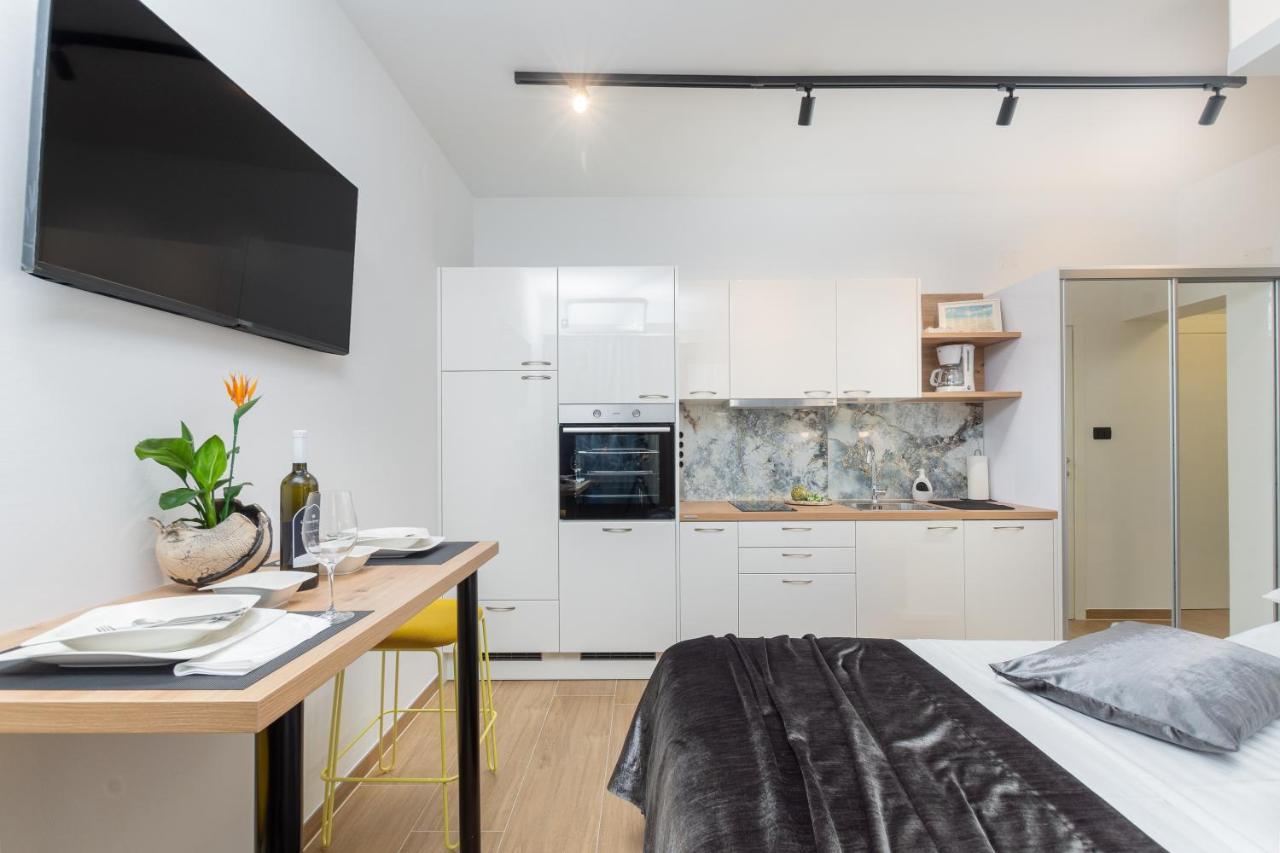Studio Apartman Lilly With Private Parking In The Yard Of The House Pula Bagian luar foto