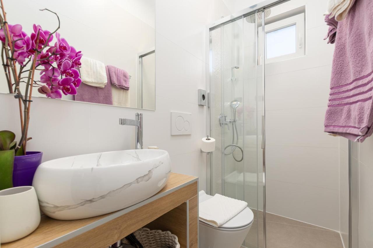 Studio Apartman Lilly With Private Parking In The Yard Of The House Pula Bagian luar foto