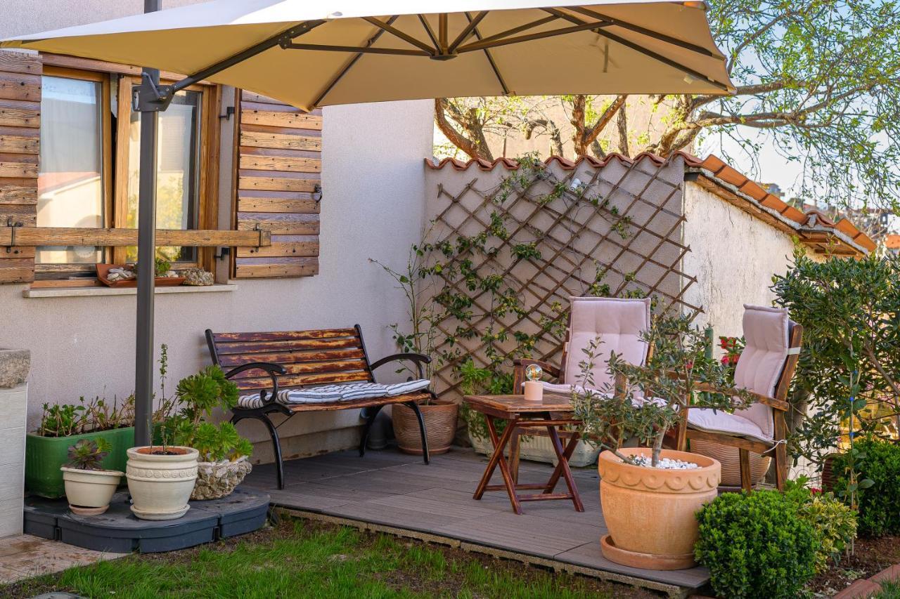 Studio Apartman Lilly With Private Parking In The Yard Of The House Pula Bagian luar foto