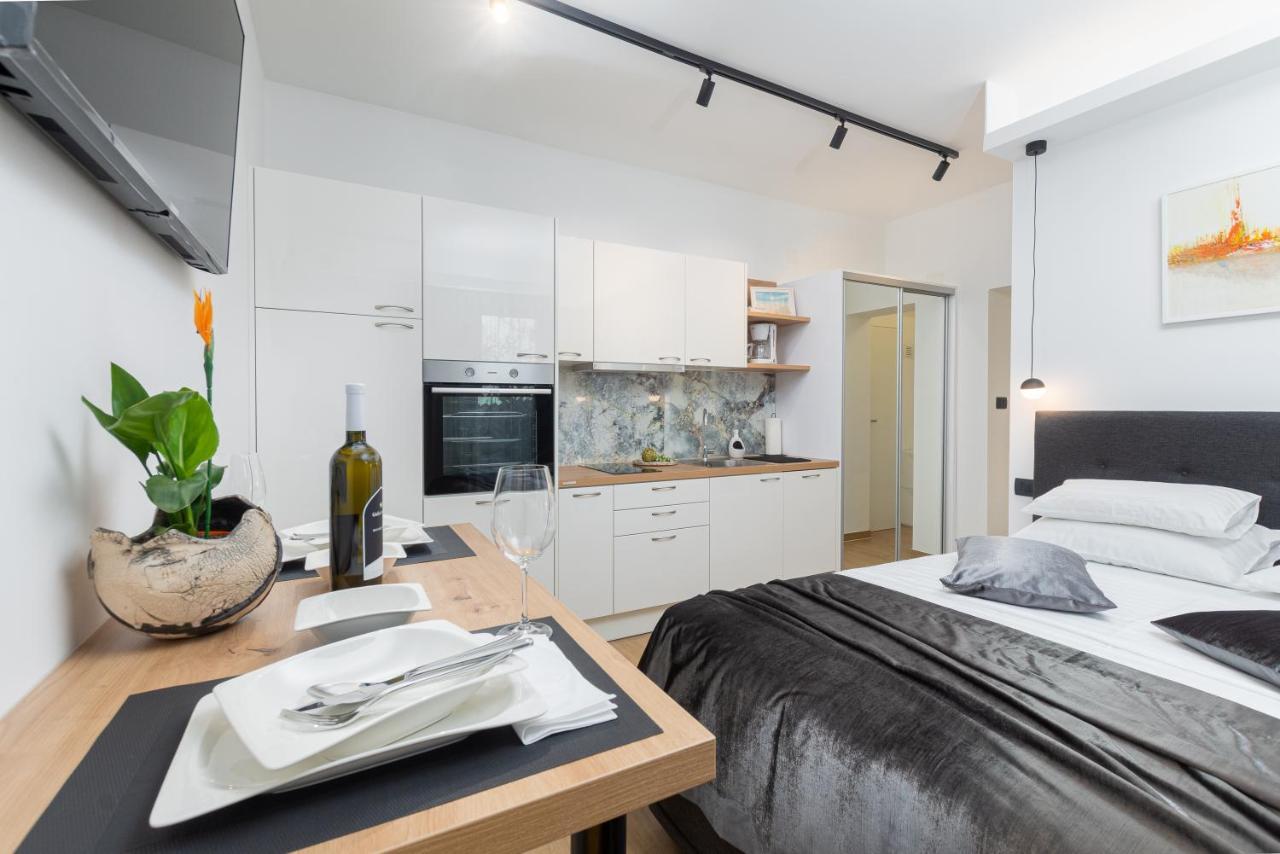 Studio Apartman Lilly With Private Parking In The Yard Of The House Pula Bagian luar foto