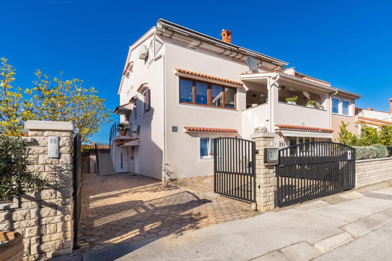 Studio Apartman Lilly With Private Parking In The Yard Of The House Pula Bagian luar foto