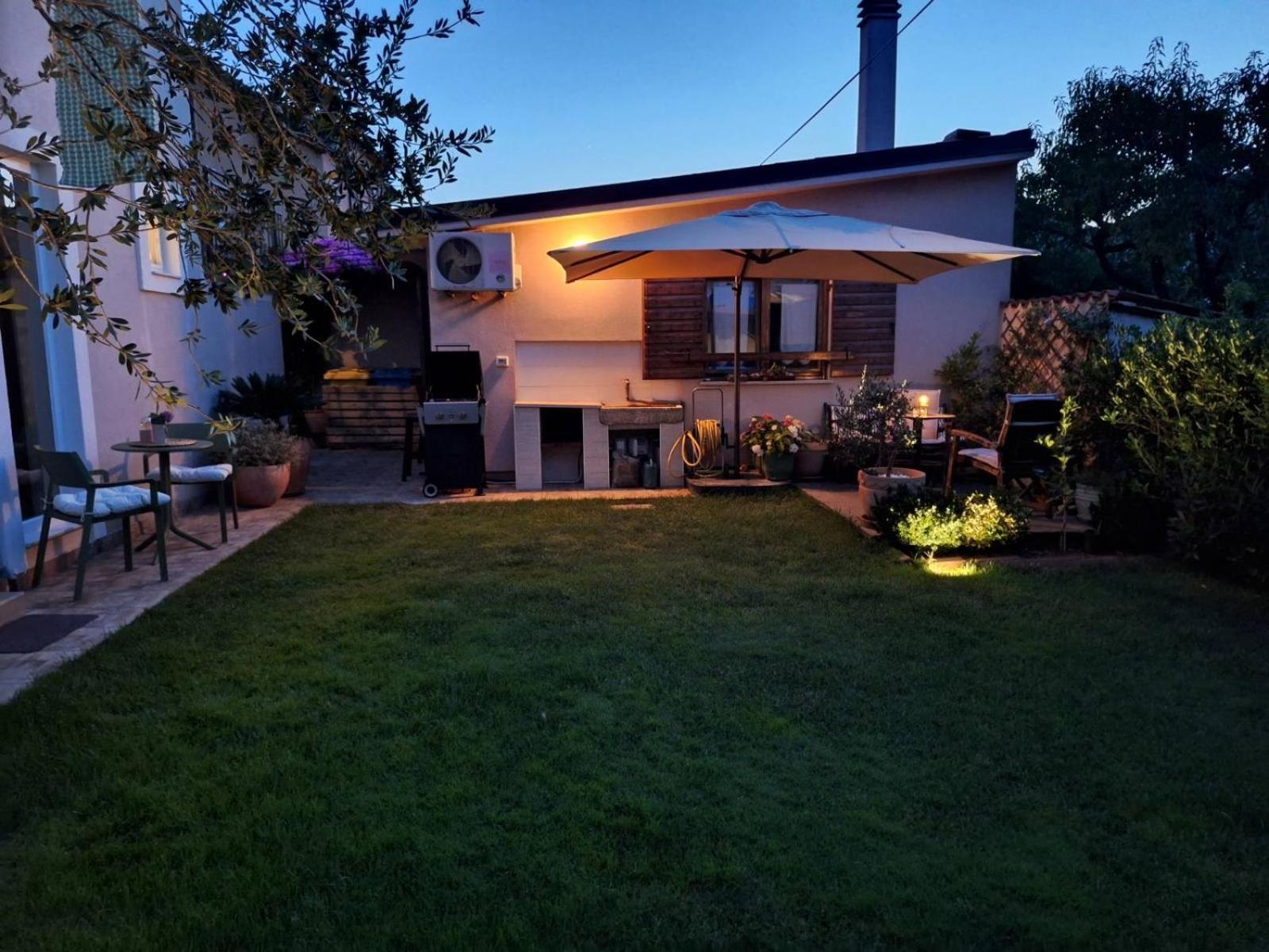 Studio Apartman Lilly With Private Parking In The Yard Of The House Pula Bagian luar foto