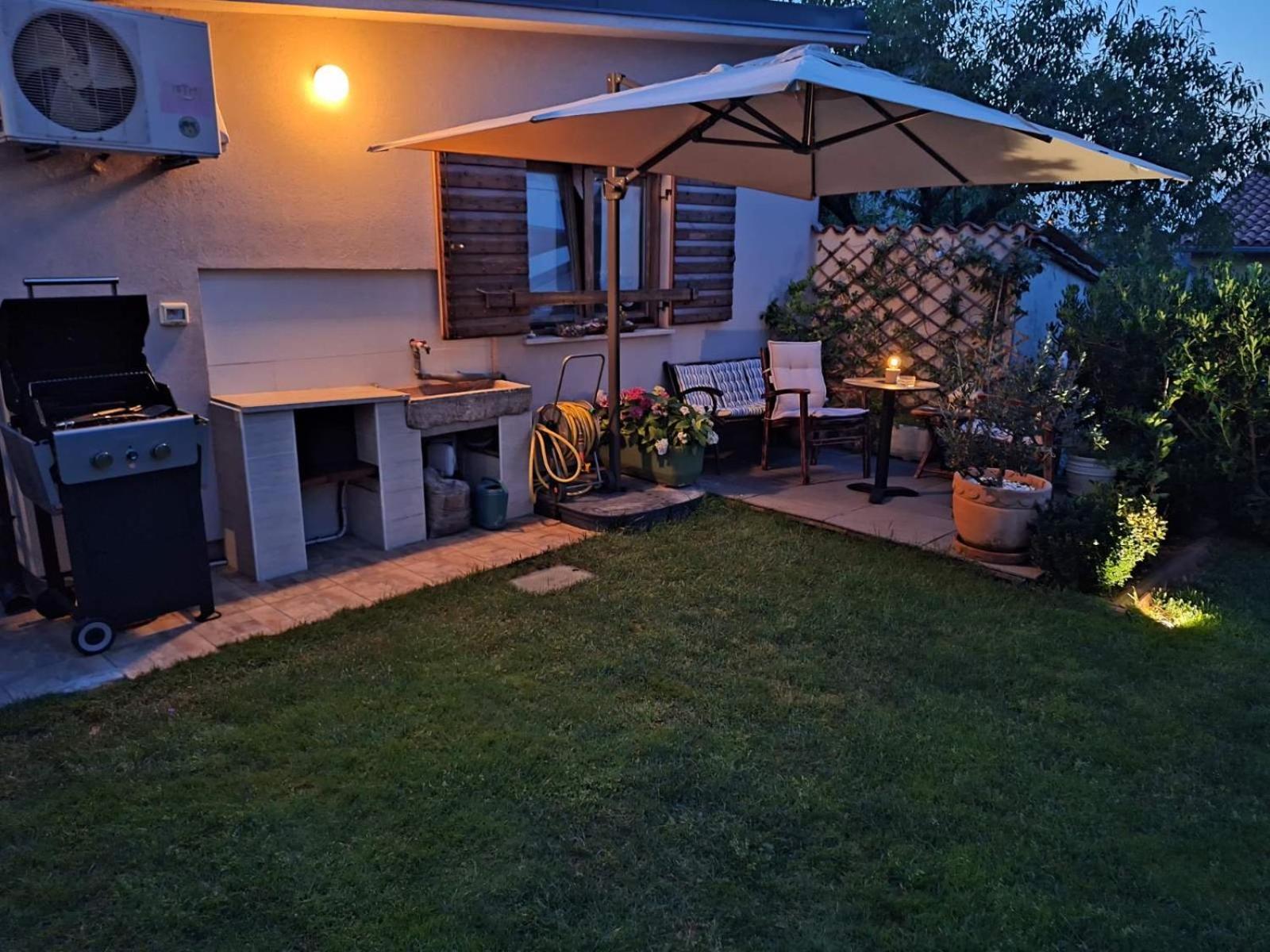 Studio Apartman Lilly With Private Parking In The Yard Of The House Pula Bagian luar foto
